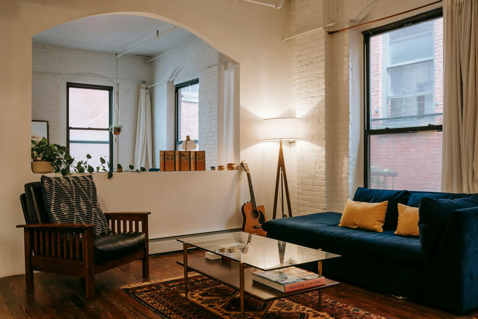 Living in Shad Thames with Warehouse Conversions and Riverside Views 